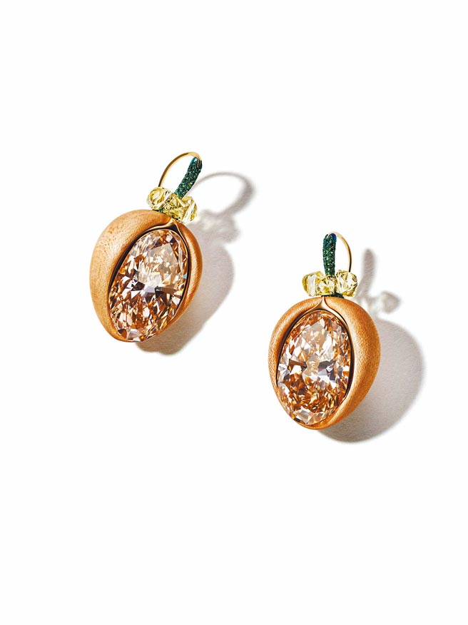 CINDY CHAO大师系列Black Label Masterpiece XX《金果絮语》耳环，两颗咖啡钻主石共约50克拉，外缘为枫木。（CINDY CHAO提供）