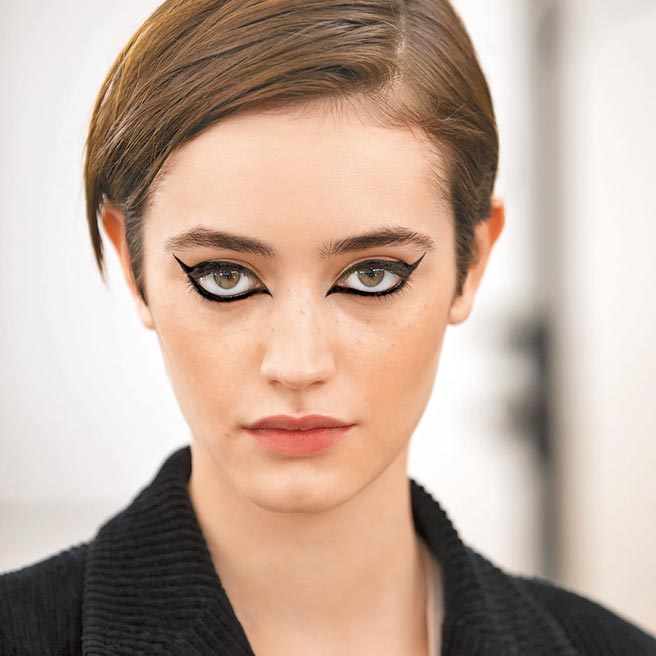 香奈儿2021／22 Metiers d'art工坊系列以强势眼妆登场。（香奈儿提供）