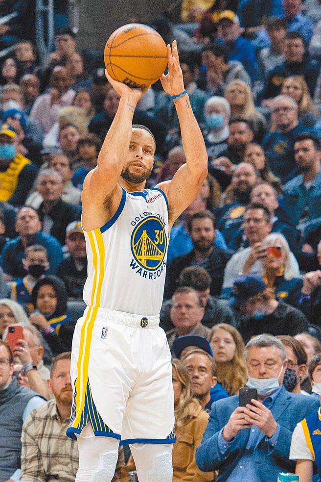 柯瑞昨对溜马砍进5颗三分球，今对尼克可望超越纪录保持人雷艾伦。（路透）