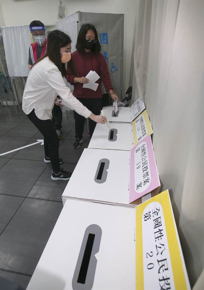 图为立法院内政委员会15日考察台北市中正区梅花里的公投投票所设置情形。（陈君玮摄）