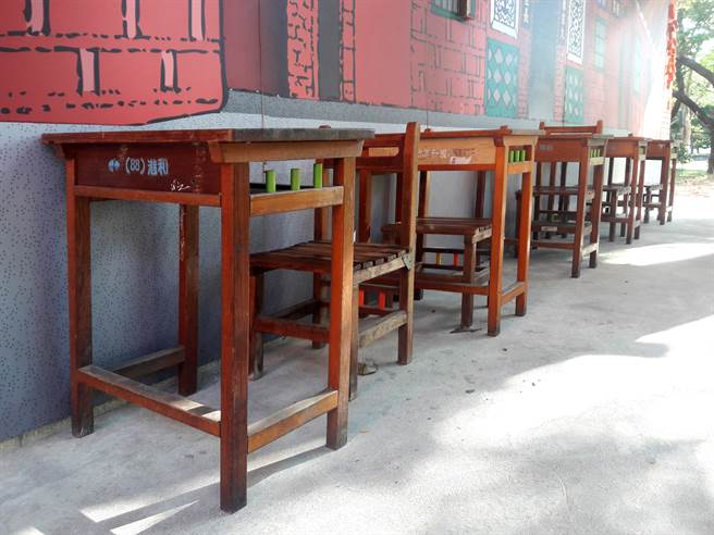 一名网友表示，最近才发现国小课桌椅两侧的圆柱，竟然不是拿来挂便当袋，而是按照学生身高做区分，他恍然大悟直呼「超有趣」。（图／示意图，达志影像）