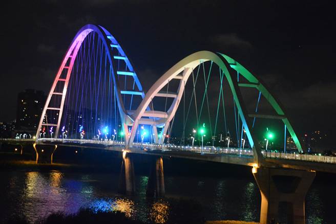 新北市一名女子15日晚间自新月桥坠落大汉溪，警消出动搜救却见到自行爬上岸。图为新月桥资料照。（图／中央社）