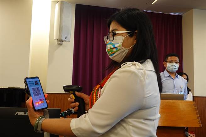 健保署試辦虛擬健保卡，未來居家或遠距醫療民眾，只要透過手機QRcode，就能登錄健保資料。（蔡旻妤攝）