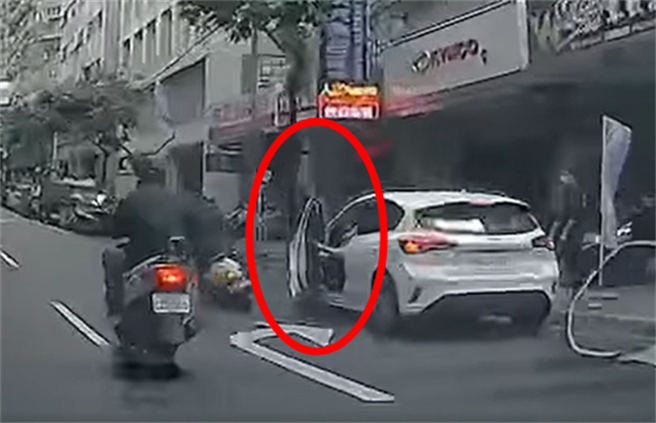 有汽车驾驶径自开车门（红圈处），造成2名机车骑士惨摔。（翻摄自脸书）