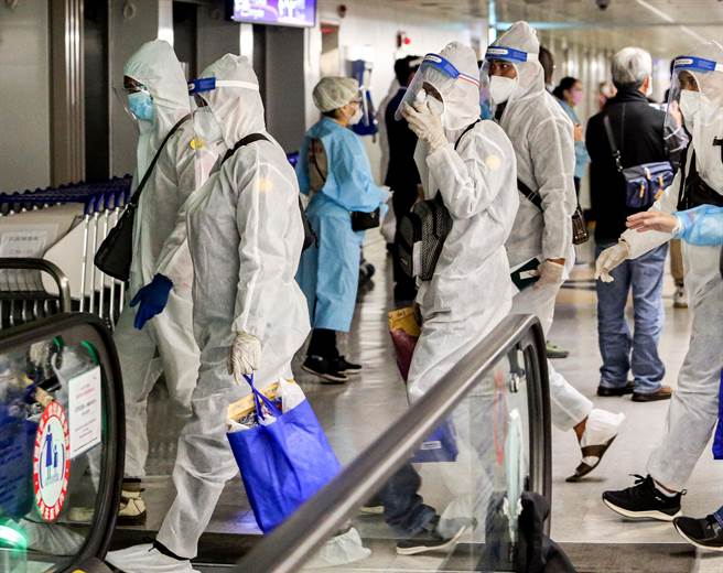 Omicron變異株入侵各國，造成英國、韓國等國疫情升溫。圖為桃園機場入境旅客。（陳麒全攝）