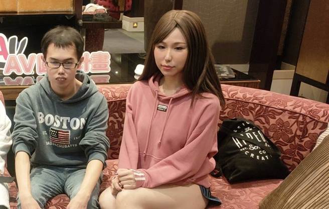 邓佳华13日和女优苡若拍首部成人片。（图／推特@苡若）