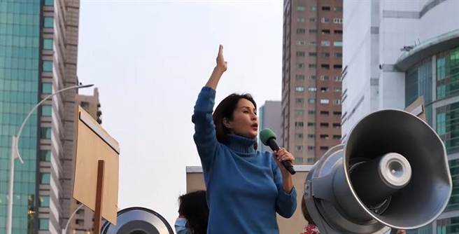 图为高金素梅扫街宣传公投画面。(取自高金素梅脸书影片)