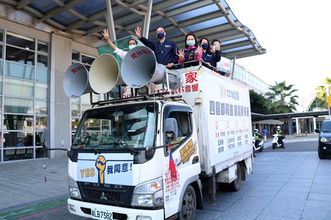 公投倒数2天，国民党主席朱立伦16日展开全国公投宣传车宣讲，车队一早从屏东火车站出发，一路向北至高雄、台南宣传「四个都同意，台湾更美丽」。（谢佳潾摄）