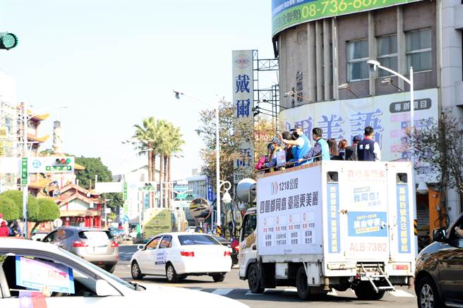 公投倒数2天，国民党主席朱立伦16日展开全国公投宣传车宣讲，车队一早从屏东火车站出发，一路向北至高雄、台南宣传「四个都同意，台湾更美丽」。（谢佳潾摄）