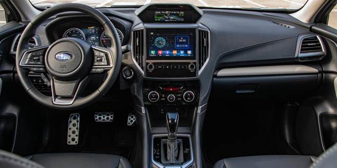 内装部分以多元素的材质铺陈为主，打造兼具质感与舒适度的乘坐氛围。（陈大任摄）