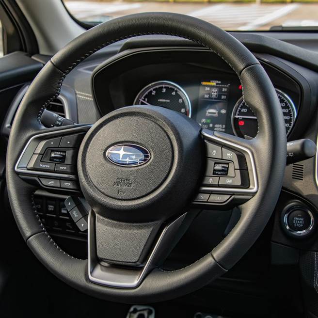 三幅式多功能方向盘。（陈大任摄）