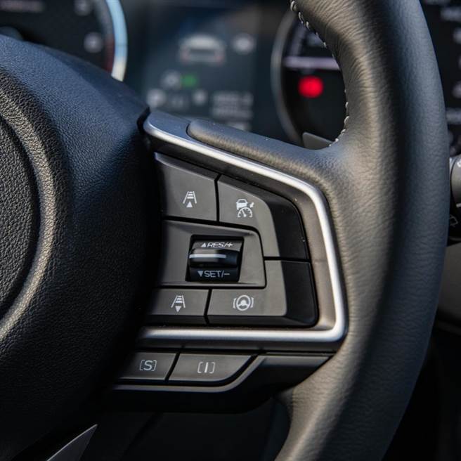 多功能方向盘 右方控键配置。（陈大任摄）