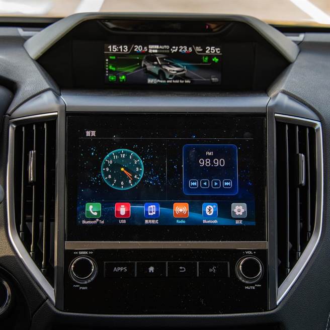 上方为6.3吋多功能行车资讯萤幕，下方为8吋智慧影音触控萤幕。（陈大任摄）