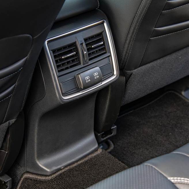 后座出风口下方配置2个充电插孔。（陈大任摄）