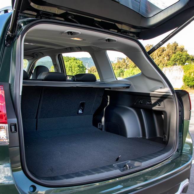 行李厢侧面及上方配置机能双挂勾。（陈大任摄）