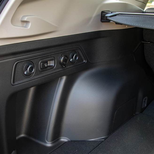 行李厢附充电插孔及后座倾倒拉柄。（陈大任摄）