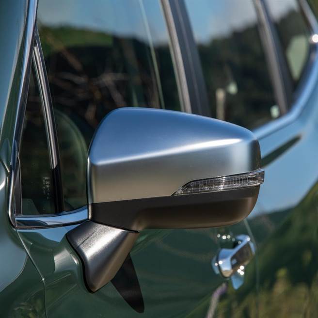 电动收折后视镜附LED方向灯。（陈大任摄）