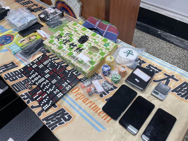 警方查扣赌金56万余元、电脑、手机、帐册等物。（洪靖宜摄）