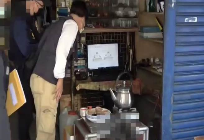 警方动用近百名警力到高雄各区抓组头。（翻摄照片／洪靖宜）