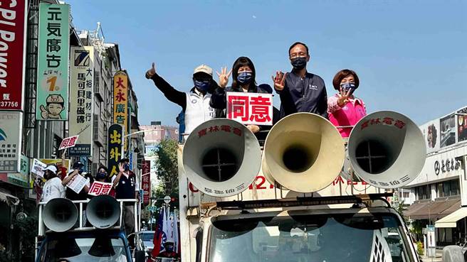 国民党主席朱立伦今天在高雄车队扫街，从国民党高市党部出发。（柯宗纬摄）