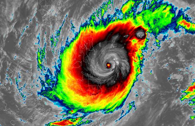 雷伊颱风开眼转强颱。(翻摄自台湾颱风论坛｜天气特急FB)