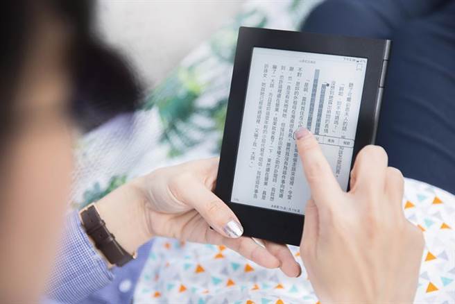 三级警戒使得实体活动大减、WFH需要更多娱乐阅读，带动电子书销售爆发。图／ Readmoo读墨