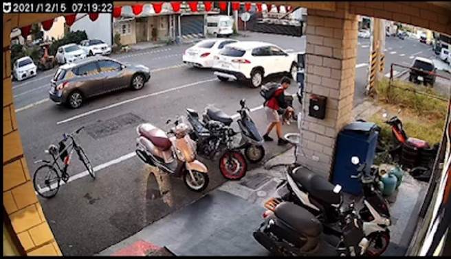 善良的國中生把貓咪的遺體移到路邊安置，過程全被附近店家的監視器畫面拍下。（民眾提供）