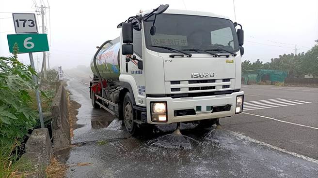 台南市16日出現霧霾，環保局啟動灑水車清洗街道。（台南市環保局提供／程炳璋台南傳真）