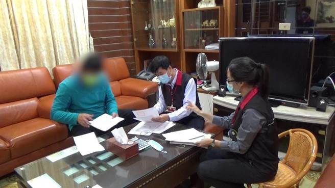 阮蕙芳執行官（右一）親自將塗銷查封函送達義務人家中，由其家人代收，並曉諭不要再犯請家人轉知。（彰化分署提供／吳敏菁彰化傳真）