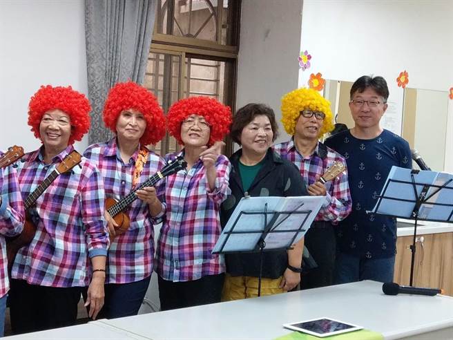 新竹縣竹東鎮樂齡學習中心打擊樂在常馨日照中心與住民互動送愛心。（教育部提供／林志成台北傳真）