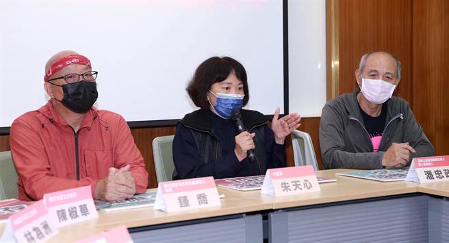 藻礁公投行动联盟16日召开记者会，珍爱藻礁公投领衔人潘忠政（右起）、作家朱天心、导演锺乔等人一同呼吁国人，在1218公投日当天为珍爱藻礁投下「同意三接迁离大潭藻礁海域」1票。（黄世麒摄）