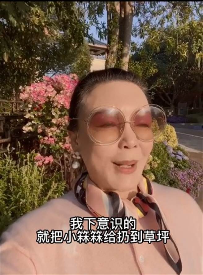 張蘭笑說有次不小心把小箖箖丟到草坪，重新回憶還是覺得很有趣。（圖／抖音@張蘭）