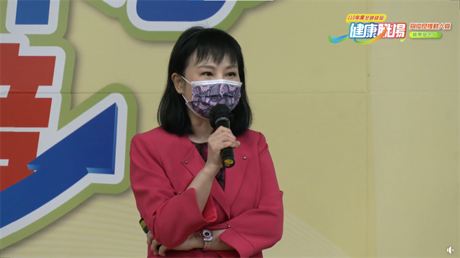 谘商心理师林萃芬出席「110年全国绩优健康职场与优良推动人员」表扬大会，分享后疫情时代「职场健康心对策」。（图取自国民健康署直播）