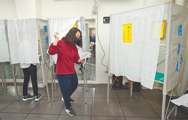 图为因应18日举行的四项公投，立法院内政委员会15日考察台北市中正区梅花里的公投投票所设置情形。（陈君玮摄）