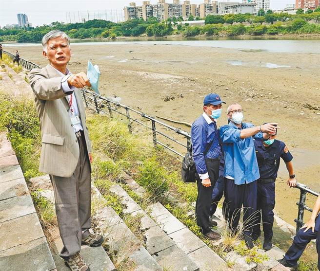 法官曾德水（左一）带着羁押中的杀人凶手到凶案现场实地勘验。本报资料照片