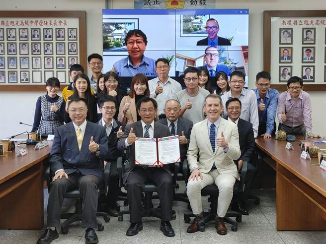 16日南投县立旭光高中与澳大利亚布里斯本Moreton Bay摩顿湾中学缔结姐妹校，因疫情关系2校透过视讯方式签属合作备忘录。(吴建辉摄)