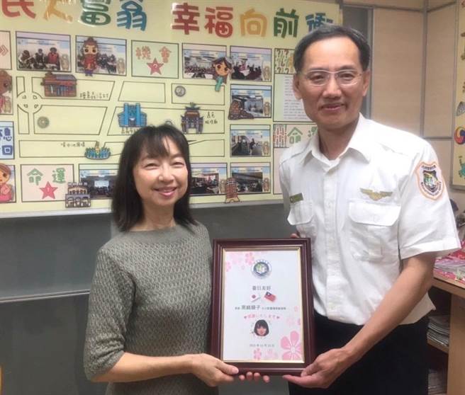 移民署嘉义市服务站致赠感谢状感谢黑崎顺子老师来台长期教日语的贡献。（移民署嘉义市服务站提供）