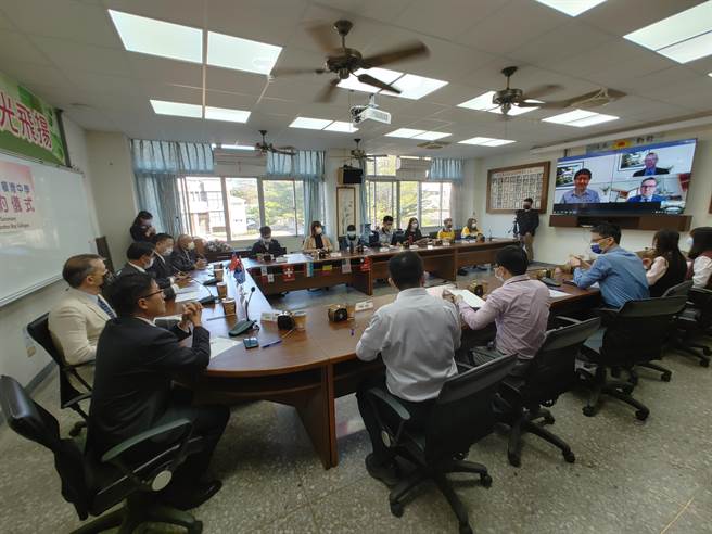 　合作备忘录在旭光高中会议室中举行，旭光高中校长何光明、摩顿湾中学校长Richard Henry理查．亨利在澳大利亚昆士兰省驻台湾办事处代表刘培希、南投县教育处长陆正威的见证下，透过视讯方式完成签约仪式。(吴建辉摄)