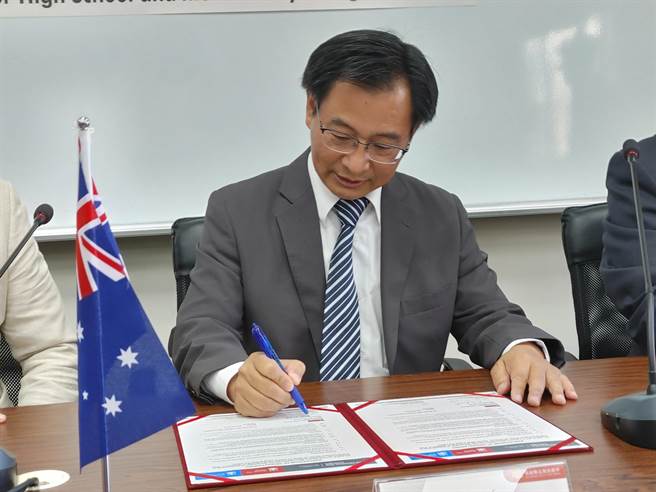 何光明表示，教育部补助国内90高中职与全球以英文为官方语言的国家学校缔结姐妹校，而旭光也是南投唯一通过此计画的学校，更是旭光首次与国外学校签属MOU。(吴建辉摄)
