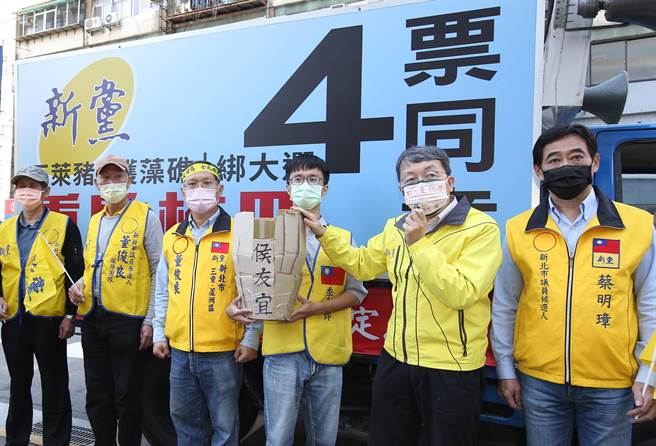 新黨戰鬥黃16日到國民黨中央黨部致贈國民黨主席朱立倫一個象徵性的木桶，藉此向朱立倫與國民黨的「戰鬥藍」喊話，強調「木桶理論」的短板效應反映國民黨「戰鬥藍」危機，雖然他們叫不醒不願就公投表態的新北市長侯友宜，但希望能叫醒朱立倫。(陳俊吉攝)