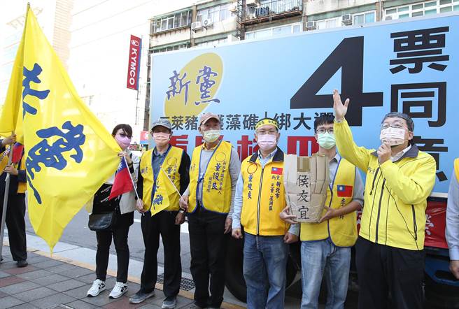 新黨戰鬥黃16日到國民黨中央黨部致贈國民黨主席朱立倫一個象徵性的木桶，藉此向朱立倫與國民黨的「戰鬥藍」喊話，強調「木桶理論」的短板效應反映國民黨「戰鬥藍」危機，雖然他們叫不醒不願就公投表態的新北市長侯友宜，但希望能叫醒朱立倫。(陳俊吉攝)