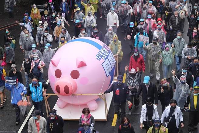 图为国民党结合今年秋斗和4大公投举办游行，呼吁民眾在4个公投案都投下同意票；队伍中也有「粉红小猪」沿街表达诉求。（陈信翰摄）