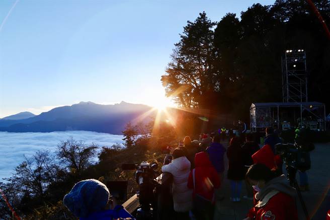 2021年元旦阿里山日出有滿滿的雲海相伴，遊客直呼很幸運。（嘉義縣政府提供／張亦惠嘉縣傳真）