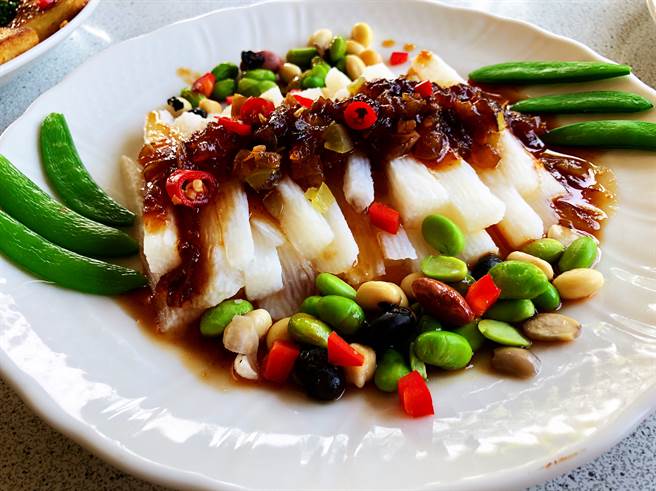 梅岭休閒农业区扬梅吐气的老板娘，以自制不同种类梅子调成酱汁后淋在山药上的「梅山跃喜」，口感清爽回甘，获得老少一致好评。(摄影王雅芬)