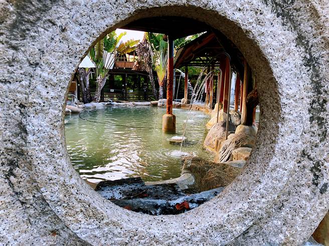 龟丹温泉使用纯天然的山温泉水，每个温泉池温度都不同，轻易就能让身心舒压。(摄影王雅芬)