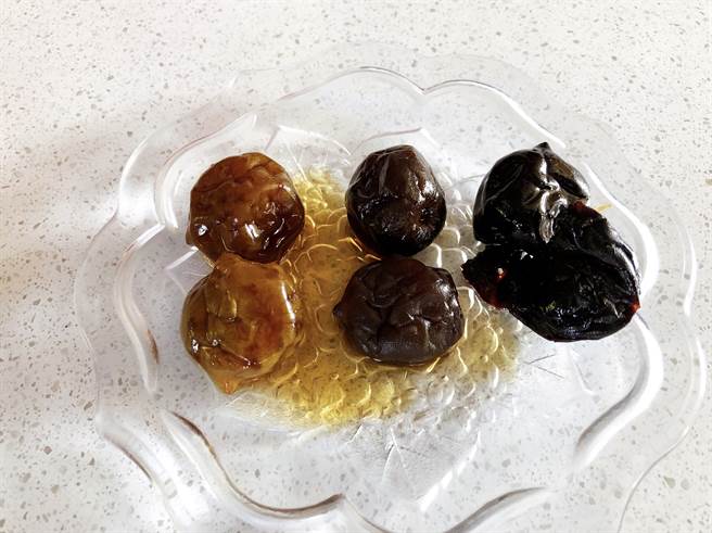 不同年份腌制的梅子，其顏色也不同。(由右到左为99年107年108年制作) (摄影王雅芬)