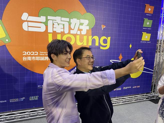 炎亚纶（左）今天与台南市长黄伟哲（右）一起公布耶诞跨年演唱会最终版艺人名单。(曹婷婷摄)