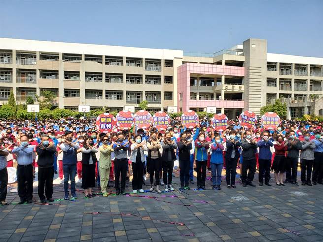 雲林縣府教育處今（16日）在斗六國中舉辦反賭記者會，縣長張麗善、縣議員游淑雲、黃美瑤、黃美蘭、李明哲、賴淑娞、周秀月、教育處長邱孝文、警察局副局長陳源輝，以及30多名校長出席，全校近2000名學生共同參與。（周麗蘭攝）