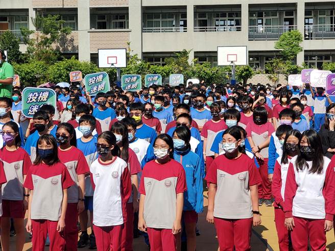 斗六國中學生在今日記者會中手舉標牌宣示反賭。（周麗蘭攝）