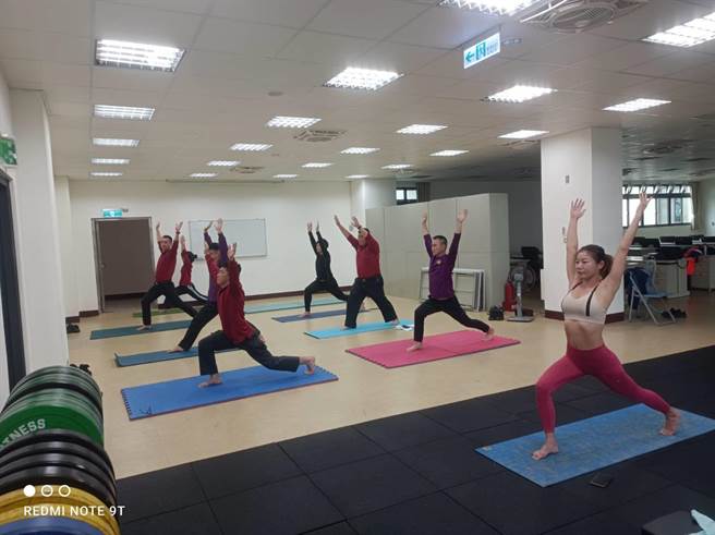 埔心消防分隊義消任娟娟免費指導消防員瑜珈。（埔心消防分隊提供／呂筱蟬桃園傳真）